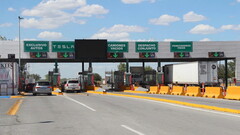 Bild: Corporation for the Development of the Border Zone of Nuevo León (CODEFRONT) via Bloomberg - Tesla hat eine exklusive Fahrspur an der Grenze zwischen Texas und Nuevo León.