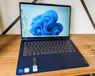Im Bild: Das äußerlich baugleiche Intel-Schwestermodell Flex 5 14IRU8 in der Farbe Blau (Bild: Allen Ngo).