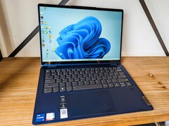 Im Bild: Das äußerlich baugleiche Intel-Schwestermodell Flex 5 14IRU8 in der Farbe Blau (Bild: Allen Ngo).