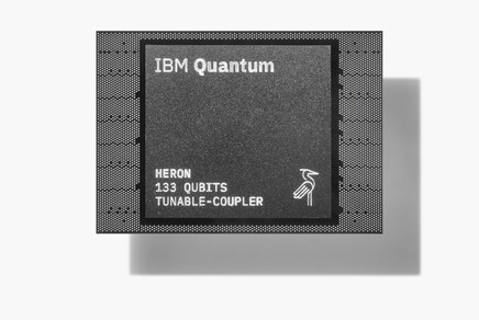 Der IBM Quantum Heron Prozessor mit 133 Qubits in der Draufsicht (Bild: IBM)