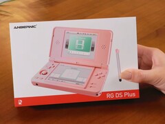 Der Anbernic RG DS Plus wird in einer Verpackung geliefert, deren Gestaltung farblich auf den jeweiligen Handheld abgestimmt ist