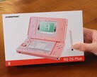 Der Anbernic RG DS Plus wird in einer Verpackung geliefert, deren Gestaltung farblich auf den jeweiligen Handheld abgestimmt ist