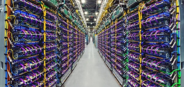 Bild: Google | Cloud TPU v5p: Supercomputer und KI-Beschleuniger in einem Google-Rechenzentrum.