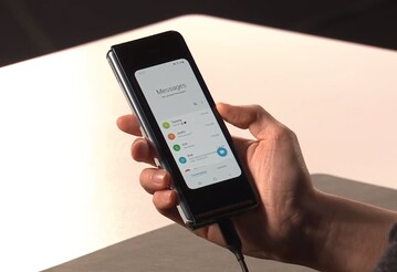 Das kleine 4,6 Zoll-Display an der Front ...