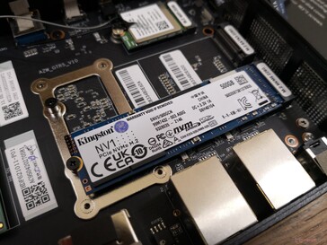 Das System kann bis zu zwei M.2 2280 SSDs unterstützen. Achtung: Nur einer der M.2-Anschlüsse unterstützt NVMe, während der auf SATA III beschränkt ist.