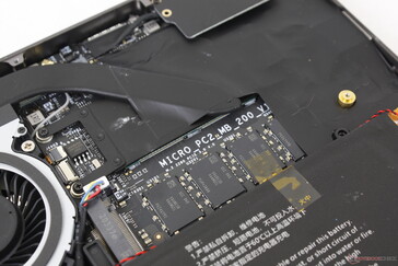 Gelötete LPDDR4x-RAM-Module befinden sich unter der M.2-SSD