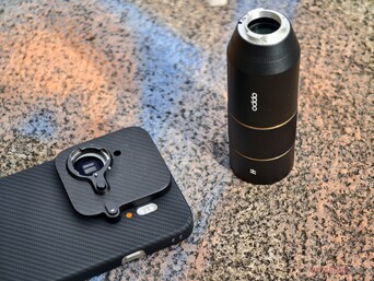 Der an die Hülle ansteckbare Lens-Mount verdeckt nicht nur zwei Kameras sondern auch die "True Color Kamera".