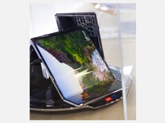 Dieses Display von TCL kann im Gegensatz zu aktuellen Falt-Phones an zwei Stellen gefaltet werden. (Bild: Fold Universe, Twitter)