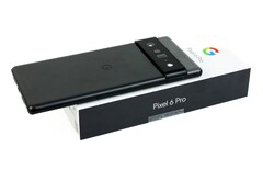 Das Google Pixel 6 Pro bietet eine mäßige Akkulaufzeit, die mit einem Mod unter Umständen verbessert werden kann. (Bild: Notebookcheck)