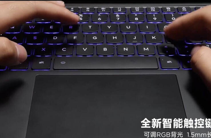 Die Tastatur bietet einen Tastenhub von 1,5 mm und eine einstellbare RGB-Hintergrundbeleuchtung. 