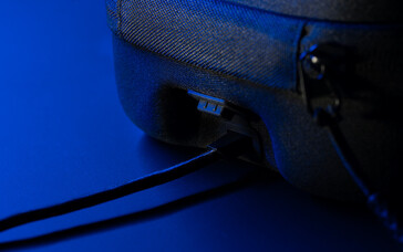 Eine Kabeldurchführung bringt die Tasche mit (Bildquelle: Asus)