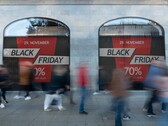Berliner Straßenszene mit Black Friday Werbung | © mydealz.de