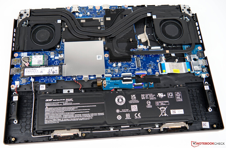 Das Acer Nitro 5 AN517-55-738R ohne Bodenplatte