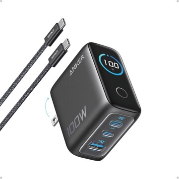 Das Anker-Ladegerät (100 W, 3 Anschlüsse, Smart Display) bietet zwei USB-C-Ports, einen USB-A-Port, klappbare Stecker sowie ein mitgeliefertes USB-C-Kabel. (Bildquelle: Anker)