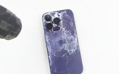 Das Apple iPhone 14 Pro ist einem Hammer nicht gewachsen, trotz sehr robustem Gehäuse. (Bild: TechRax / YouTube)