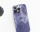 Das Apple iPhone 14 Pro ist einem Hammer nicht gewachsen, trotz sehr robustem Gehäuse. (Bild: TechRax / YouTube)