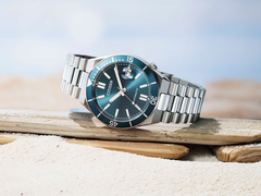 Im Bild: Die Citizen Tsuyosa NJ0231-56L auf der Seite vor einem weißen Hintergrund.