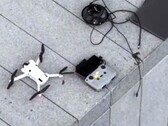 Das könnte die DJI Mini 4 Pro werden, sind sich Beobachter recht einig. Die wahrscheinliche DJI Mini 4 Pro ist erneut in zwei Spyvideos zu sehen. (Bild: @quadro_news)