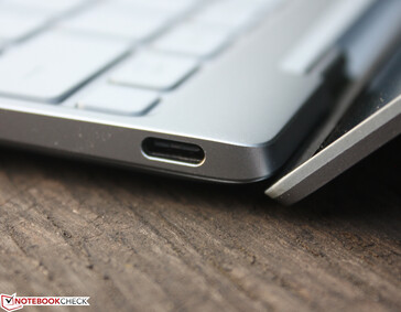 Rechts: USB-C 4.0 mit Thunderbolt 4 (40 GBit/s, Power Delivery, DisplayPort-ALT-Mode)