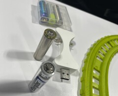 Der Lithium-Ionen-Akku in der Mitte im Vergleich zu AA-Batterien. 