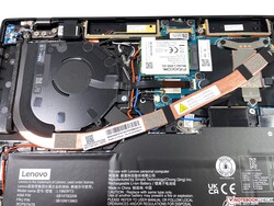 Die Kühlung mit einem Lüfter und einer langen Heatpipe.