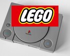 Im Bild: Eine PlayStation 1 mit LEGO-Logo. 