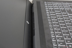 Die Lüftergitter zeigen nach oben in Richtung des Bildschirms.