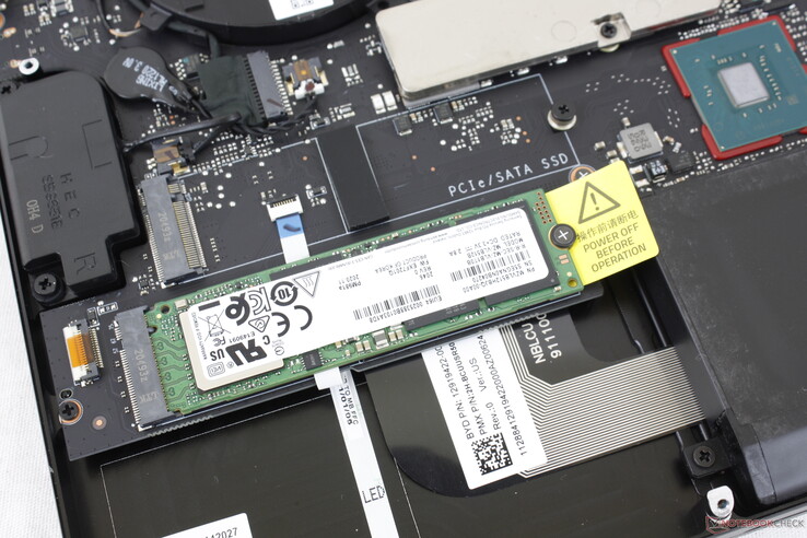 Zwei M.2-2280-PCIe-3.0-x4-Schächte verfügbar. Das ermöglicht eine Konfiguration als RAID. Weitere 2.5-Zoll-SATA-III-Schächte stehen nicht zur Verfügung. Razer nutzt weiterhin in fast allen Konfigurationen die ausgezeichnete Samsung PM981a
