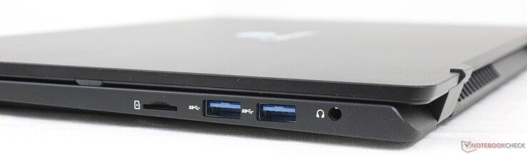 Rechts: MicroSD-Leser, 2x USB-A 3.0, 3,5-mm-Klinkenstecker