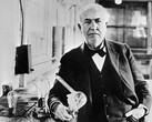 Thomas Edison mit der von ihm erfundenen Glühbirne 1883 (Unbekannter Fotograf, Public domain, via Wikimedia Common)