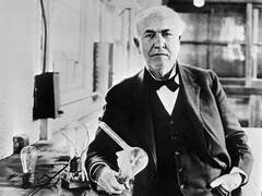 Thomas Edison mit der von ihm erfundenen Glühbirne 1883 (Unbekannter Fotograf, Public domain, via Wikimedia Common)