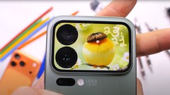 Das Xiaomi 17 Pro stellt sich mit Zweitdisplay an der Rückseite dem Durability-Test. (Bildquelle: JerryRigEverything)