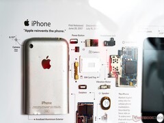 XreArt zerlegt Produkte wie das Apple iPhone der ersten Generation, und packt die Komponenten in einen Rahmen. (Bild: Notebookcheck)