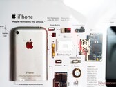 XreArt zerlegt Produkte wie das Apple iPhone der ersten Generation, und packt die Komponenten in einen Rahmen. (Bild: Notebookcheck)