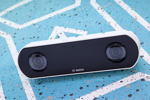 Foto: Mercedes-Benz Group AG - Intelligente Parkhaus-Infrastruktur. Im Pilotparkhaus am Stuttgarter Flughafen kommen erstmals neue Videokameras von Bosch zum Einsatz.