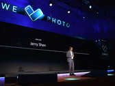 Asus-CEO Jerry Shen präsentiert die Zenfone 4-Serie in Europa (Bild: www.asus-zenfone.com)