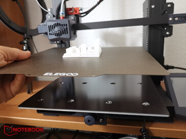 Über die magnetisch haftende, biegsame Metallplatte mit PEI-Beschichtung kann man die Objekte nach dem Erkalten leicht lösen