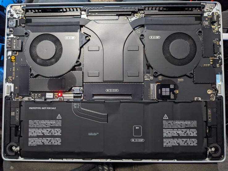 Der Surface Laptop Ultra hat eine modulare Bodenplatte, aufgesteckte Aluminiumabdeckungen verhindern jedoch den Zugriff auf die meisten Komponenten.