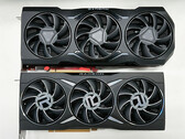 Die AMD Radeon RX 7900 XT (oben im Bild) ist etwas größer als die Radeon RX 6900 XT. (Bild: @9550pro)