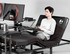 Bett und Gaming-Stuhl in einem – wozu aufstehen, wenn der Gaming-PC auch vom Bett aus erreicht werden kann. (Bild: Bauhütte)