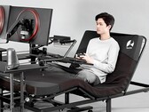 Bett und Gaming-Stuhl in einem – wozu aufstehen, wenn der Gaming-PC auch vom Bett aus erreicht werden kann. (Bild: Bauhütte)
