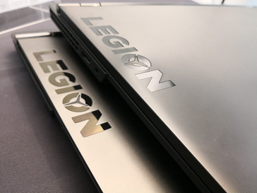 Y530 (oben) und Y730 (unten). Man beachte die texturierte Oberfläche des Y530 im vergleich zum glatten Y730