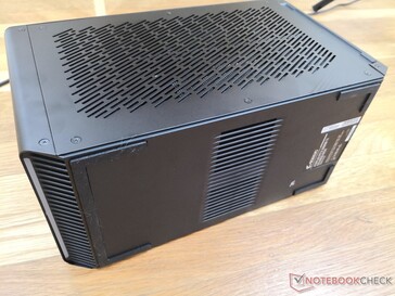 Gummifüße mit zusätzlichen Lüftergittern an der Unterseite. Entlang der Vorderkante gibt es einen LED-Streifen