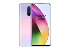 Das OnePlus 8 in der schicken Farbe "Interstellar Glow" gibts derzeit besonders günstig, im Vergleich zur UVP spart man rund 240 Euro. (Bild: OnePlus)