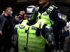Der PM01 von der Firma Engine AI war als erster humanoider Roboter im Polizeidienst unterwegs. (Bildquelle: CGTN)