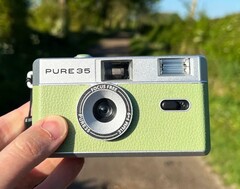 Die Pure35 wird in Grün, Violett und Schwarz angeboten.