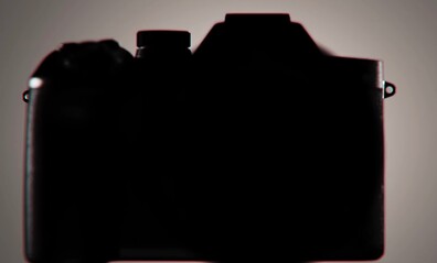 Die Silhouette der Sony RX10 V unterscheidet sich stark ...