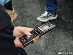 Auf dem Foto soll das Xiaomi 12 zu sehen sein. (Bild: Weibo)
