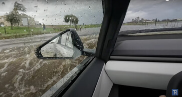 Durch die vorletzte Wasserstelle kommt der E-Pickup noch relativ gut durch (Bild: TechRax / Youtube)