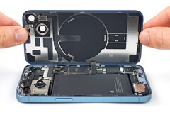 Das Apple iPhone 14 lässt sich leichter reparieren als das iPhone 13 – zumindest in der Theorie. (Bild: iFixit)
